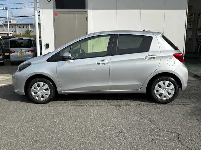 トヨタ ヴィッツ F 宮城県 2016(平28)年 1.4万km シルバーM ワンオーナー/純正ナビ/AM/FM/CD/BT/AUX/ワンセグTV/バックカメラ/ステアリングスイッチ/スチール夏タイヤ14インチ/社外アルミ冬タイヤ14インチ/純正フロアマット/レーンアシスト/横滑り防止装置/衝突被害軽減システム/ヘッドランプレベライザー/オートマチックハイビーム/ウィンカードアミラー/電動格納ミラー/ETC/保証書・記録簿・取扱説明書