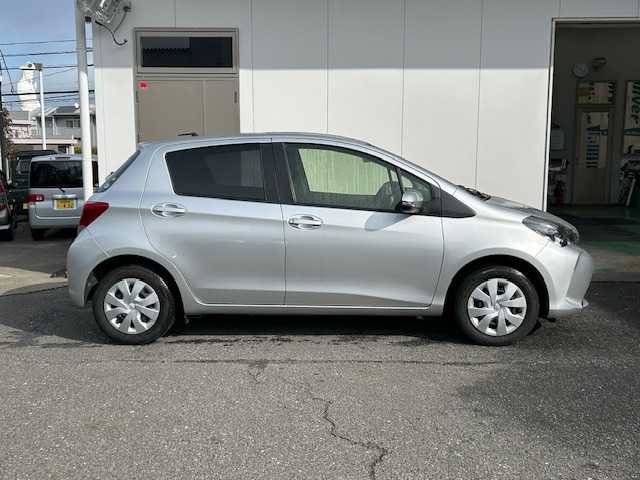 トヨタ ヴィッツ F 宮城県 2016(平28)年 1.4万km シルバーM ワンオーナー/純正ナビ/AM/FM/CD/BT/AUX/ワンセグTV/バックカメラ/ステアリングスイッチ/スチール夏タイヤ14インチ/社外アルミ冬タイヤ14インチ/純正フロアマット/レーンアシスト/横滑り防止装置/衝突被害軽減システム/ヘッドランプレベライザー/オートマチックハイビーム/ウィンカードアミラー/電動格納ミラー/ETC/保証書・記録簿・取扱説明書