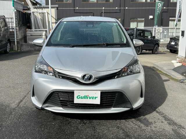 トヨタ ヴィッツ F 宮城県 2016(平28)年 1.4万km シルバーM ワンオーナー/純正ナビ/AM/FM/CD/BT/AUX/ワンセグTV/バックカメラ/ステアリングスイッチ/スチール夏タイヤ14インチ/社外アルミ冬タイヤ14インチ/純正フロアマット/レーンアシスト/横滑り防止装置/衝突被害軽減システム/ヘッドランプレベライザー/オートマチックハイビーム/ウィンカードアミラー/電動格納ミラー/ETC/保証書・記録簿・取扱説明書