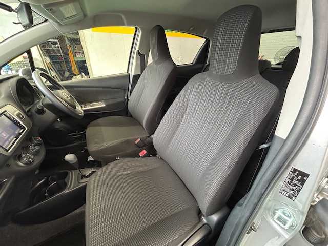 トヨタ ヴィッツ F 宮城県 2016(平28)年 1.4万km シルバーM ワンオーナー/純正ナビ/AM/FM/CD/BT/AUX/ワンセグTV/バックカメラ/ステアリングスイッチ/スチール夏タイヤ14インチ/社外アルミ冬タイヤ14インチ/純正フロアマット/レーンアシスト/横滑り防止装置/衝突被害軽減システム/ヘッドランプレベライザー/オートマチックハイビーム/ウィンカードアミラー/電動格納ミラー/ETC/保証書・記録簿・取扱説明書