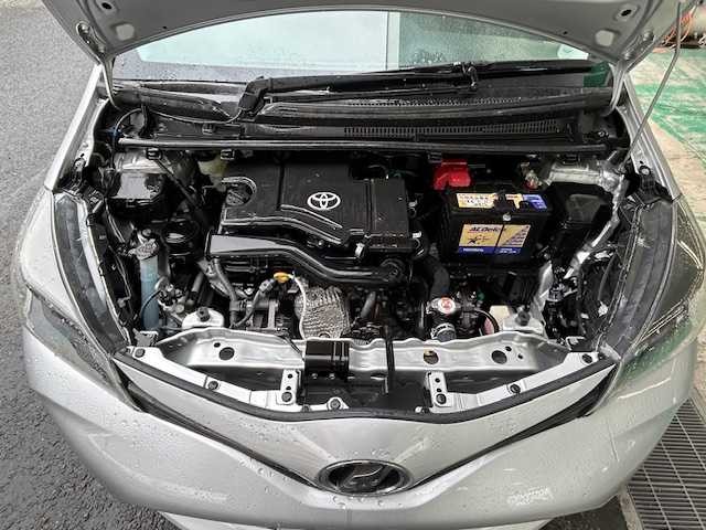 トヨタ ヴィッツ F 宮城県 2016(平28)年 1.4万km シルバーM ワンオーナー/純正ナビ/AM/FM/CD/BT/AUX/ワンセグTV/バックカメラ/ステアリングスイッチ/スチール夏タイヤ14インチ/社外アルミ冬タイヤ14インチ/純正フロアマット/レーンアシスト/横滑り防止装置/衝突被害軽減システム/ヘッドランプレベライザー/オートマチックハイビーム/ウィンカードアミラー/電動格納ミラー/ETC/保証書・記録簿・取扱説明書