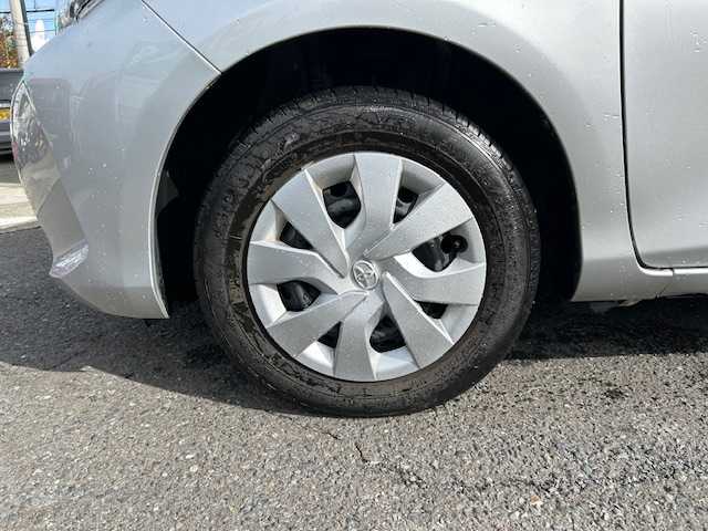 トヨタ ヴィッツ F 宮城県 2016(平28)年 1.4万km シルバーM ワンオーナー/純正ナビ/AM/FM/CD/BT/AUX/ワンセグTV/バックカメラ/ステアリングスイッチ/スチール夏タイヤ14インチ/社外アルミ冬タイヤ14インチ/純正フロアマット/レーンアシスト/横滑り防止装置/衝突被害軽減システム/ヘッドランプレベライザー/オートマチックハイビーム/ウィンカードアミラー/電動格納ミラー/ETC/保証書・記録簿・取扱説明書