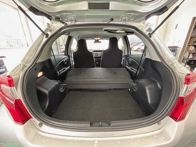 トヨタ ヴィッツ F 宮城県 2016(平28)年 1.4万km シルバーM ワンオーナー/純正ナビ/AM/FM/CD/BT/AUX/ワンセグTV/バックカメラ/ステアリングスイッチ/スチール夏タイヤ14インチ/社外アルミ冬タイヤ14インチ/純正フロアマット/レーンアシスト/横滑り防止装置/衝突被害軽減システム/ヘッドランプレベライザー/オートマチックハイビーム/ウィンカードアミラー/電動格納ミラー/ETC/保証書・記録簿・取扱説明書