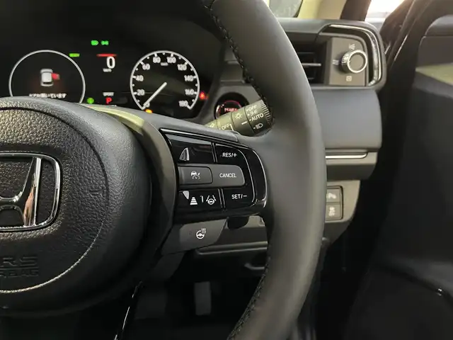 ホンダ ヴェゼル ハイブリッド e:HEV Z 滋賀県 2025(令7)年 0.1千km クリスタルブラックパール 純正9インチナビ/【Bluetooth/USB/Apple CarPlay/Android Auto】/バックカメラ/ハーフレザーシート/ホンダセンシング/・衝突軽減ブレーキ（CMBS）/・先行車発進お知らせ機能/・歩行者事故低減ステアリング/・路外逸脱抑制機能/・標識認識機能/・渋滞追従機能付アダプティブクルーズコントロール/・車線維持支援システム（LKAS）/・トラフィックジャムアシスト（渋滞運転支援機能）/・ブラインドスポットインフォメーション/・誤発進抑制機能/・後方誤発進抑制機能/・近距離衝突軽減ブレーキ/・急アクセル抑制機能/・パーキングセンサーシステム/・後退出庫サポート/・オートハイビーム/・アダプティブドライビングビーム/LEDヘッドライト/クリアランスソナー/シートヒーター/ステアリングヒーター/ヒルディセントコントロール/ワイヤレス充電/ビルトインETC2.0/衝突軽減ブレーキ/パワーバックドア/電動パーキングブレーキ/オートブレーキホールド/純正フロアマット