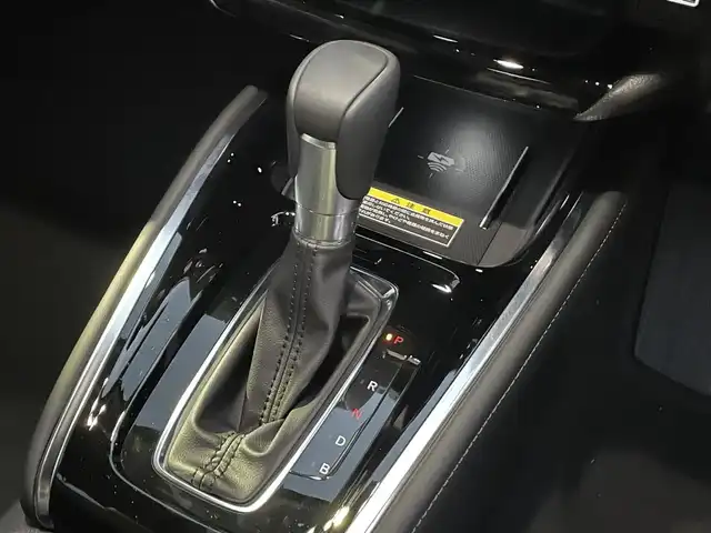 ホンダ ヴェゼル ハイブリッド e:HEV Z 滋賀県 2025(令7)年 0.1千km クリスタルブラックパール 純正9インチナビ/【Bluetooth/USB/Apple CarPlay/Android Auto】/バックカメラ/ハーフレザーシート/ホンダセンシング/・衝突軽減ブレーキ（CMBS）/・先行車発進お知らせ機能/・歩行者事故低減ステアリング/・路外逸脱抑制機能/・標識認識機能/・渋滞追従機能付アダプティブクルーズコントロール/・車線維持支援システム（LKAS）/・トラフィックジャムアシスト（渋滞運転支援機能）/・ブラインドスポットインフォメーション/・誤発進抑制機能/・後方誤発進抑制機能/・近距離衝突軽減ブレーキ/・急アクセル抑制機能/・パーキングセンサーシステム/・後退出庫サポート/・オートハイビーム/・アダプティブドライビングビーム/LEDヘッドライト/クリアランスソナー/シートヒーター/ステアリングヒーター/ヒルディセントコントロール/ワイヤレス充電/ビルトインETC2.0/衝突軽減ブレーキ/パワーバックドア/電動パーキングブレーキ/オートブレーキホールド/純正フロアマット