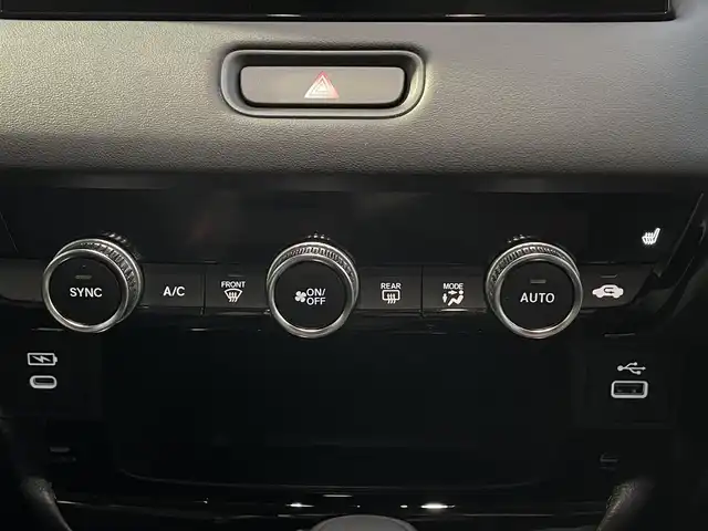 ホンダ ヴェゼル ハイブリッド e:HEV Z 滋賀県 2025(令7)年 0.1千km クリスタルブラックパール 純正9インチナビ/【Bluetooth/USB/Apple CarPlay/Android Auto】/バックカメラ/ハーフレザーシート/ホンダセンシング/・衝突軽減ブレーキ（CMBS）/・先行車発進お知らせ機能/・歩行者事故低減ステアリング/・路外逸脱抑制機能/・標識認識機能/・渋滞追従機能付アダプティブクルーズコントロール/・車線維持支援システム（LKAS）/・トラフィックジャムアシスト（渋滞運転支援機能）/・ブラインドスポットインフォメーション/・誤発進抑制機能/・後方誤発進抑制機能/・近距離衝突軽減ブレーキ/・急アクセル抑制機能/・パーキングセンサーシステム/・後退出庫サポート/・オートハイビーム/・アダプティブドライビングビーム/LEDヘッドライト/クリアランスソナー/シートヒーター/ステアリングヒーター/ヒルディセントコントロール/ワイヤレス充電/ビルトインETC2.0/衝突軽減ブレーキ/パワーバックドア/電動パーキングブレーキ/オートブレーキホールド/純正フロアマット