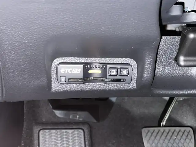 ホンダ ヴェゼル ハイブリッド e:HEV Z 滋賀県 2025(令7)年 0.1千km クリスタルブラックパール 純正9インチナビ/【Bluetooth/USB/Apple CarPlay/Android Auto】/バックカメラ/ハーフレザーシート/ホンダセンシング/・衝突軽減ブレーキ（CMBS）/・先行車発進お知らせ機能/・歩行者事故低減ステアリング/・路外逸脱抑制機能/・標識認識機能/・渋滞追従機能付アダプティブクルーズコントロール/・車線維持支援システム（LKAS）/・トラフィックジャムアシスト（渋滞運転支援機能）/・ブラインドスポットインフォメーション/・誤発進抑制機能/・後方誤発進抑制機能/・近距離衝突軽減ブレーキ/・急アクセル抑制機能/・パーキングセンサーシステム/・後退出庫サポート/・オートハイビーム/・アダプティブドライビングビーム/LEDヘッドライト/クリアランスソナー/シートヒーター/ステアリングヒーター/ヒルディセントコントロール/ワイヤレス充電/ビルトインETC2.0/衝突軽減ブレーキ/パワーバックドア/電動パーキングブレーキ/オートブレーキホールド/純正フロアマット