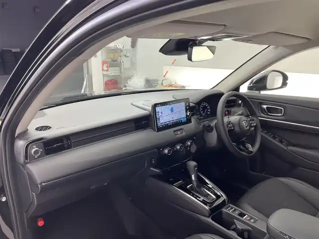 ホンダ ヴェゼル ハイブリッド e:HEV Z 滋賀県 2025(令7)年 0.1千km クリスタルブラックパール 純正9インチナビ/【Bluetooth/USB/Apple CarPlay/Android Auto】/バックカメラ/ハーフレザーシート/ホンダセンシング/・衝突軽減ブレーキ（CMBS）/・先行車発進お知らせ機能/・歩行者事故低減ステアリング/・路外逸脱抑制機能/・標識認識機能/・渋滞追従機能付アダプティブクルーズコントロール/・車線維持支援システム（LKAS）/・トラフィックジャムアシスト（渋滞運転支援機能）/・ブラインドスポットインフォメーション/・誤発進抑制機能/・後方誤発進抑制機能/・近距離衝突軽減ブレーキ/・急アクセル抑制機能/・パーキングセンサーシステム/・後退出庫サポート/・オートハイビーム/・アダプティブドライビングビーム/LEDヘッドライト/クリアランスソナー/シートヒーター/ステアリングヒーター/ヒルディセントコントロール/ワイヤレス充電/ビルトインETC2.0/衝突軽減ブレーキ/パワーバックドア/電動パーキングブレーキ/オートブレーキホールド/純正フロアマット
