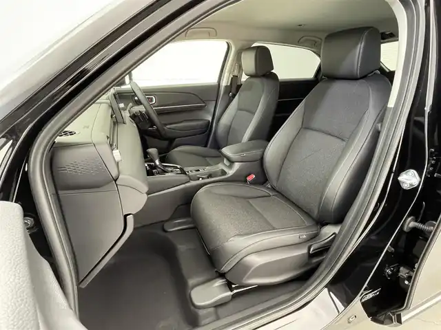 ホンダ ヴェゼル ハイブリッド e:HEV Z 滋賀県 2025(令7)年 0.1千km クリスタルブラックパール 純正9インチナビ/【Bluetooth/USB/Apple CarPlay/Android Auto】/バックカメラ/ハーフレザーシート/ホンダセンシング/・衝突軽減ブレーキ（CMBS）/・先行車発進お知らせ機能/・歩行者事故低減ステアリング/・路外逸脱抑制機能/・標識認識機能/・渋滞追従機能付アダプティブクルーズコントロール/・車線維持支援システム（LKAS）/・トラフィックジャムアシスト（渋滞運転支援機能）/・ブラインドスポットインフォメーション/・誤発進抑制機能/・後方誤発進抑制機能/・近距離衝突軽減ブレーキ/・急アクセル抑制機能/・パーキングセンサーシステム/・後退出庫サポート/・オートハイビーム/・アダプティブドライビングビーム/LEDヘッドライト/クリアランスソナー/シートヒーター/ステアリングヒーター/ヒルディセントコントロール/ワイヤレス充電/ビルトインETC2.0/衝突軽減ブレーキ/パワーバックドア/電動パーキングブレーキ/オートブレーキホールド/純正フロアマット