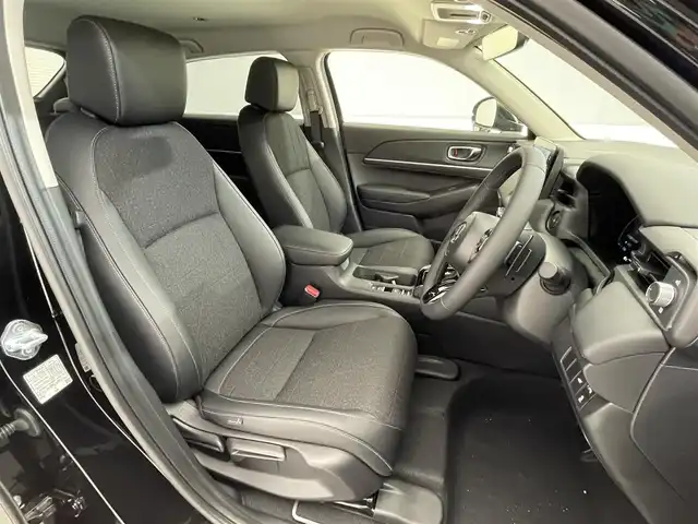 ホンダ ヴェゼル ハイブリッド e:HEV Z 滋賀県 2025(令7)年 0.1千km クリスタルブラックパール 純正9インチナビ/【Bluetooth/USB/Apple CarPlay/Android Auto】/バックカメラ/ハーフレザーシート/ホンダセンシング/・衝突軽減ブレーキ（CMBS）/・先行車発進お知らせ機能/・歩行者事故低減ステアリング/・路外逸脱抑制機能/・標識認識機能/・渋滞追従機能付アダプティブクルーズコントロール/・車線維持支援システム（LKAS）/・トラフィックジャムアシスト（渋滞運転支援機能）/・ブラインドスポットインフォメーション/・誤発進抑制機能/・後方誤発進抑制機能/・近距離衝突軽減ブレーキ/・急アクセル抑制機能/・パーキングセンサーシステム/・後退出庫サポート/・オートハイビーム/・アダプティブドライビングビーム/LEDヘッドライト/クリアランスソナー/シートヒーター/ステアリングヒーター/ヒルディセントコントロール/ワイヤレス充電/ビルトインETC2.0/衝突軽減ブレーキ/パワーバックドア/電動パーキングブレーキ/オートブレーキホールド/純正フロアマット