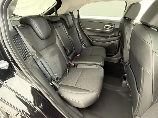 ホンダ ヴェゼル ハイブリッド e:HEV Z 滋賀県 2025(令7)年 0.1千km クリスタルブラックパール 純正9インチナビ/【Bluetooth/USB/Apple CarPlay/Android Auto】/バックカメラ/ハーフレザーシート/ホンダセンシング/・衝突軽減ブレーキ（CMBS）/・先行車発進お知らせ機能/・歩行者事故低減ステアリング/・路外逸脱抑制機能/・標識認識機能/・渋滞追従機能付アダプティブクルーズコントロール/・車線維持支援システム（LKAS）/・トラフィックジャムアシスト（渋滞運転支援機能）/・ブラインドスポットインフォメーション/・誤発進抑制機能/・後方誤発進抑制機能/・近距離衝突軽減ブレーキ/・急アクセル抑制機能/・パーキングセンサーシステム/・後退出庫サポート/・オートハイビーム/・アダプティブドライビングビーム/LEDヘッドライト/クリアランスソナー/シートヒーター/ステアリングヒーター/ヒルディセントコントロール/ワイヤレス充電/ビルトインETC2.0/衝突軽減ブレーキ/パワーバックドア/電動パーキングブレーキ/オートブレーキホールド/純正フロアマット