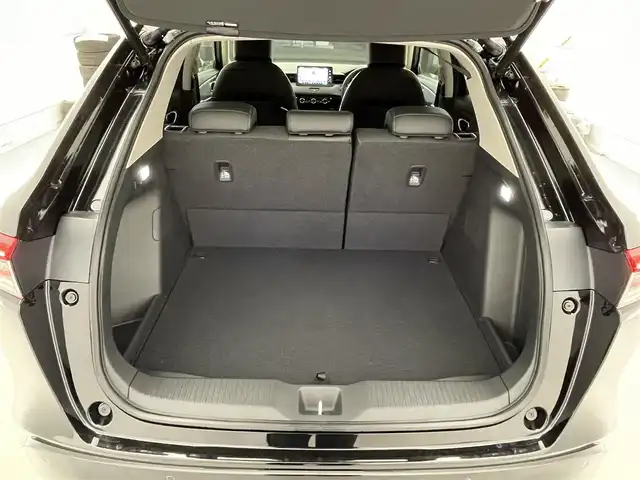 ホンダ ヴェゼル ハイブリッド e:HEV Z 滋賀県 2025(令7)年 0.1千km クリスタルブラックパール 純正9インチナビ/【Bluetooth/USB/Apple CarPlay/Android Auto】/バックカメラ/ハーフレザーシート/ホンダセンシング/・衝突軽減ブレーキ（CMBS）/・先行車発進お知らせ機能/・歩行者事故低減ステアリング/・路外逸脱抑制機能/・標識認識機能/・渋滞追従機能付アダプティブクルーズコントロール/・車線維持支援システム（LKAS）/・トラフィックジャムアシスト（渋滞運転支援機能）/・ブラインドスポットインフォメーション/・誤発進抑制機能/・後方誤発進抑制機能/・近距離衝突軽減ブレーキ/・急アクセル抑制機能/・パーキングセンサーシステム/・後退出庫サポート/・オートハイビーム/・アダプティブドライビングビーム/LEDヘッドライト/クリアランスソナー/シートヒーター/ステアリングヒーター/ヒルディセントコントロール/ワイヤレス充電/ビルトインETC2.0/衝突軽減ブレーキ/パワーバックドア/電動パーキングブレーキ/オートブレーキホールド/純正フロアマット