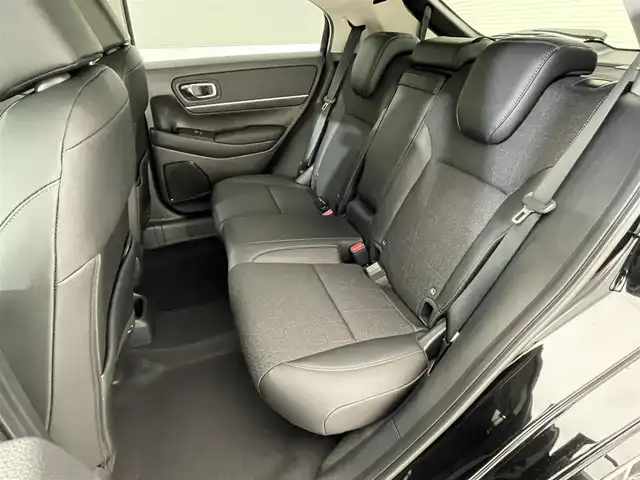 ホンダ ヴェゼル ハイブリッド e:HEV Z 滋賀県 2025(令7)年 0.1千km クリスタルブラックパール 純正9インチナビ/【Bluetooth/USB/Apple CarPlay/Android Auto】/バックカメラ/ハーフレザーシート/ホンダセンシング/・衝突軽減ブレーキ（CMBS）/・先行車発進お知らせ機能/・歩行者事故低減ステアリング/・路外逸脱抑制機能/・標識認識機能/・渋滞追従機能付アダプティブクルーズコントロール/・車線維持支援システム（LKAS）/・トラフィックジャムアシスト（渋滞運転支援機能）/・ブラインドスポットインフォメーション/・誤発進抑制機能/・後方誤発進抑制機能/・近距離衝突軽減ブレーキ/・急アクセル抑制機能/・パーキングセンサーシステム/・後退出庫サポート/・オートハイビーム/・アダプティブドライビングビーム/LEDヘッドライト/クリアランスソナー/シートヒーター/ステアリングヒーター/ヒルディセントコントロール/ワイヤレス充電/ビルトインETC2.0/衝突軽減ブレーキ/パワーバックドア/電動パーキングブレーキ/オートブレーキホールド/純正フロアマット