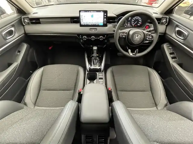 ホンダ ヴェゼル ハイブリッド e:HEV Z 滋賀県 2025(令7)年 0.1千km クリスタルブラックパール 純正9インチナビ/【Bluetooth/USB/Apple CarPlay/Android Auto】/バックカメラ/ハーフレザーシート/ホンダセンシング/・衝突軽減ブレーキ（CMBS）/・先行車発進お知らせ機能/・歩行者事故低減ステアリング/・路外逸脱抑制機能/・標識認識機能/・渋滞追従機能付アダプティブクルーズコントロール/・車線維持支援システム（LKAS）/・トラフィックジャムアシスト（渋滞運転支援機能）/・ブラインドスポットインフォメーション/・誤発進抑制機能/・後方誤発進抑制機能/・近距離衝突軽減ブレーキ/・急アクセル抑制機能/・パーキングセンサーシステム/・後退出庫サポート/・オートハイビーム/・アダプティブドライビングビーム/LEDヘッドライト/クリアランスソナー/シートヒーター/ステアリングヒーター/ヒルディセントコントロール/ワイヤレス充電/ビルトインETC2.0/衝突軽減ブレーキ/パワーバックドア/電動パーキングブレーキ/オートブレーキホールド/純正フロアマット