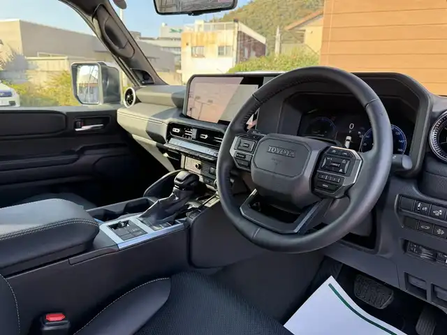 トヨタ ランドクルーザー ２５０ VX 香川県 2025(令7)年 0.5万km プラチナホワイトパールマイカ ワンオーナー/ディスプレイオーディオPLUS/JBLサウンド/サンルーフ/黒革シート/パワーシート/シートヒーター/シートベンチレーション/丸目LEDヘッドライト/デジタルインナーミラー/パワーバックドア/12.3インチTFTメーター/ルーフレール/置くだけ充電/クリアランスソナー/純正ヘッドライト積込/ビルトインETC2.0