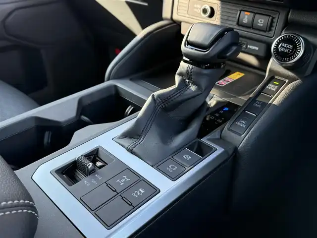 トヨタ ランドクルーザー ２５０ VX 香川県 2025(令7)年 0.5万km プラチナホワイトパールマイカ ワンオーナー/ディスプレイオーディオPLUS/JBLサウンド/サンルーフ/黒革シート/パワーシート/シートヒーター/シートベンチレーション/丸目LEDヘッドライト/デジタルインナーミラー/パワーバックドア/12.3インチTFTメーター/ルーフレール/置くだけ充電/クリアランスソナー/純正ヘッドライト積込/ビルトインETC2.0