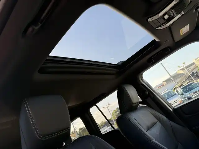 トヨタ ランドクルーザー ２５０ VX 香川県 2025(令7)年 0.5万km プラチナホワイトパールマイカ ワンオーナー/ディスプレイオーディオPLUS/JBLサウンド/サンルーフ/黒革シート/パワーシート/シートヒーター/シートベンチレーション/丸目LEDヘッドライト/デジタルインナーミラー/パワーバックドア/12.3インチTFTメーター/ルーフレール/置くだけ充電/クリアランスソナー/純正ヘッドライト積込/ビルトインETC2.0