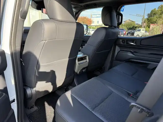 トヨタ ランドクルーザー ２５０ VX 香川県 2025(令7)年 0.5万km プラチナホワイトパールマイカ ワンオーナー/ディスプレイオーディオPLUS/JBLサウンド/サンルーフ/黒革シート/パワーシート/シートヒーター/シートベンチレーション/丸目LEDヘッドライト/デジタルインナーミラー/パワーバックドア/12.3インチTFTメーター/ルーフレール/置くだけ充電/クリアランスソナー/純正ヘッドライト積込/ビルトインETC2.0