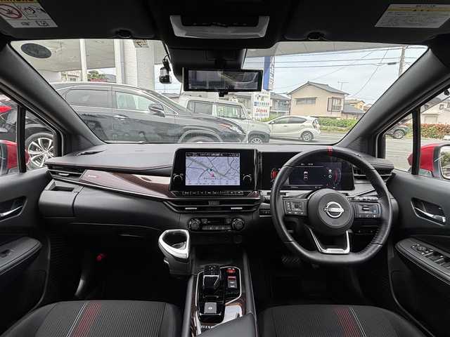 日産 オーラ ニスモ 熊本県 2022(令4)年 2.8万km ピュアホワイトパール プロパイロットシステム/デジタルインナーミラー/純正ディスプレイオーディオ(ナビ機能付き)/（フルセグTV/BT/USB/AppleCarPlay/AndroidAuto)/バックカメラ/アラウンドビューモニター/衝突被害軽減システム/レーダークルーズコントロール/レーンキープアシスト/コーナーセンサー/後退時車両検知警報/移動物検知/速度標識表示/ルート減速支援/制限速度支援/標識検知支援/ハーフレザーシート/前席シートヒーター/ISOFIX/ハンドルヒーター/純正17インチアルミホイール/オートLEDライト/オートマチックハイビーム/LEDフォグランプ/ビルトインETC2.0/横滑り防止装置/盗難防止装置/純正フロアマット/ダブル＋サイドエアバック/プッシュスタート/スマートキー/取扱説明書/保証書