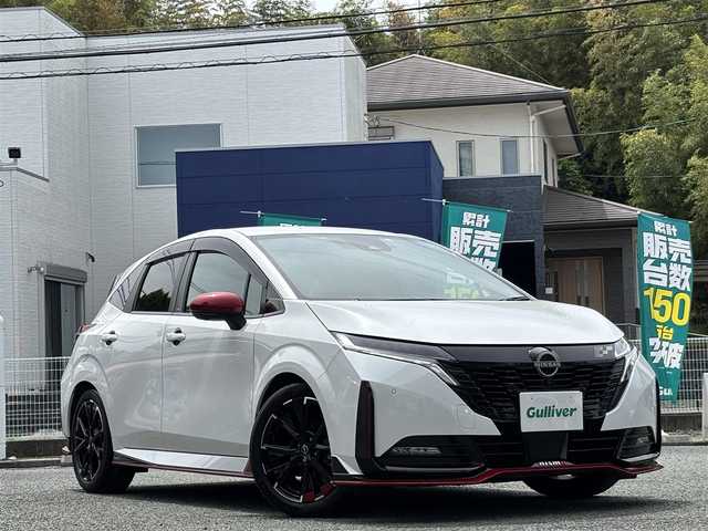 日産 オーラ ニスモ 熊本県 2022(令4)年 2.8万km ピュアホワイトパール プロパイロットシステム/デジタルインナーミラー/純正ディスプレイオーディオ(ナビ機能付き)/（フルセグTV/BT/USB/AppleCarPlay/AndroidAuto)/バックカメラ/アラウンドビューモニター/衝突被害軽減システム/レーダークルーズコントロール/レーンキープアシスト/コーナーセンサー/後退時車両検知警報/移動物検知/速度標識表示/ルート減速支援/制限速度支援/標識検知支援/ハーフレザーシート/前席シートヒーター/ISOFIX/ハンドルヒーター/純正17インチアルミホイール/オートLEDライト/オートマチックハイビーム/LEDフォグランプ/ビルトインETC2.0/横滑り防止装置/盗難防止装置/純正フロアマット/ダブル＋サイドエアバック/プッシュスタート/スマートキー/取扱説明書/保証書