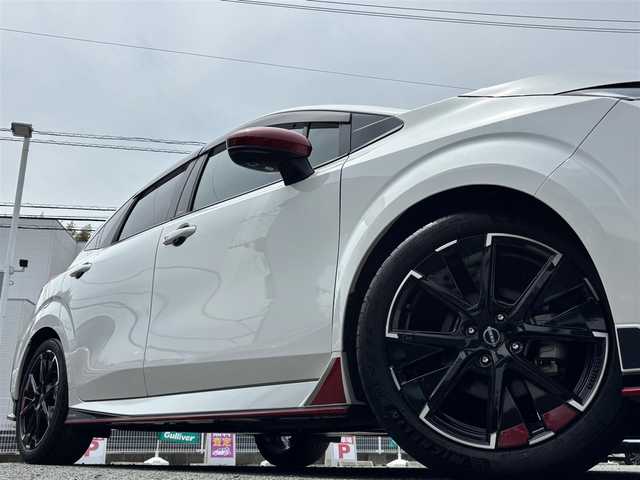 日産 オーラ ニスモ 熊本県 2022(令4)年 2.8万km ピュアホワイトパール プロパイロットシステム/デジタルインナーミラー/純正ディスプレイオーディオ(ナビ機能付き)/（フルセグTV/BT/USB/AppleCarPlay/AndroidAuto)/バックカメラ/アラウンドビューモニター/衝突被害軽減システム/レーダークルーズコントロール/レーンキープアシスト/コーナーセンサー/後退時車両検知警報/移動物検知/速度標識表示/ルート減速支援/制限速度支援/標識検知支援/ハーフレザーシート/前席シートヒーター/ISOFIX/ハンドルヒーター/純正17インチアルミホイール/オートLEDライト/オートマチックハイビーム/LEDフォグランプ/ビルトインETC2.0/横滑り防止装置/盗難防止装置/純正フロアマット/ダブル＋サイドエアバック/プッシュスタート/スマートキー/取扱説明書/保証書