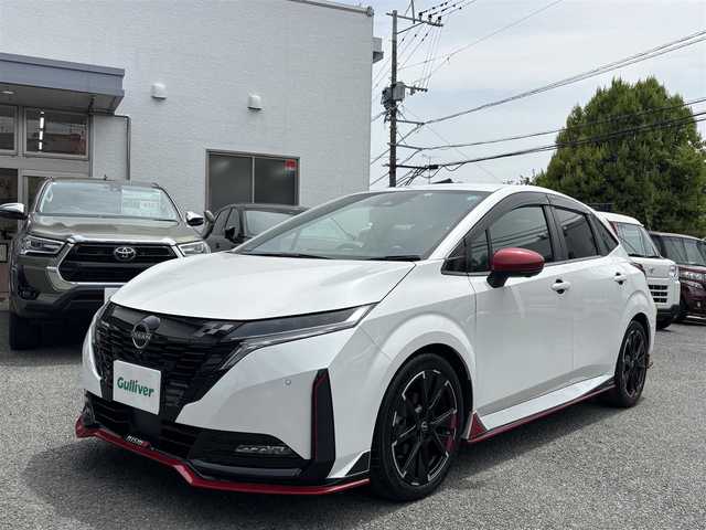 日産 オーラ ニスモ 熊本県 2022(令4)年 2.8万km ピュアホワイトパール プロパイロットシステム/デジタルインナーミラー/純正ディスプレイオーディオ(ナビ機能付き)/（フルセグTV/BT/USB/AppleCarPlay/AndroidAuto)/バックカメラ/アラウンドビューモニター/衝突被害軽減システム/レーダークルーズコントロール/レーンキープアシスト/コーナーセンサー/後退時車両検知警報/移動物検知/速度標識表示/ルート減速支援/制限速度支援/標識検知支援/ハーフレザーシート/前席シートヒーター/ISOFIX/ハンドルヒーター/純正17インチアルミホイール/オートLEDライト/オートマチックハイビーム/LEDフォグランプ/ビルトインETC2.0/横滑り防止装置/盗難防止装置/純正フロアマット/ダブル＋サイドエアバック/プッシュスタート/スマートキー/取扱説明書/保証書