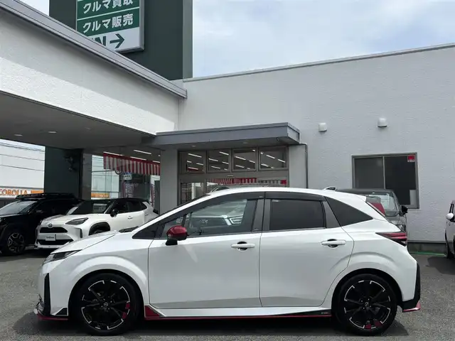 日産 オーラ ニスモ 熊本県 2022(令4)年 2.8万km ピュアホワイトパール プロパイロットシステム/デジタルインナーミラー/純正ディスプレイオーディオ(ナビ機能付き)/（フルセグTV/BT/USB/AppleCarPlay/AndroidAuto)/バックカメラ/アラウンドビューモニター/衝突被害軽減システム/レーダークルーズコントロール/レーンキープアシスト/コーナーセンサー/後退時車両検知警報/移動物検知/速度標識表示/ルート減速支援/制限速度支援/標識検知支援/ハーフレザーシート/前席シートヒーター/ISOFIX/ハンドルヒーター/純正17インチアルミホイール/オートLEDライト/オートマチックハイビーム/LEDフォグランプ/ビルトインETC2.0/横滑り防止装置/盗難防止装置/純正フロアマット/ダブル＋サイドエアバック/プッシュスタート/スマートキー/取扱説明書/保証書