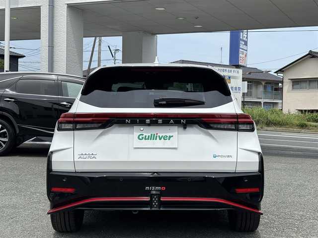 日産 オーラ ニスモ 熊本県 2022(令4)年 2.8万km ピュアホワイトパール プロパイロットシステム/デジタルインナーミラー/純正ディスプレイオーディオ(ナビ機能付き)/（フルセグTV/BT/USB/AppleCarPlay/AndroidAuto)/バックカメラ/アラウンドビューモニター/衝突被害軽減システム/レーダークルーズコントロール/レーンキープアシスト/コーナーセンサー/後退時車両検知警報/移動物検知/速度標識表示/ルート減速支援/制限速度支援/標識検知支援/ハーフレザーシート/前席シートヒーター/ISOFIX/ハンドルヒーター/純正17インチアルミホイール/オートLEDライト/オートマチックハイビーム/LEDフォグランプ/ビルトインETC2.0/横滑り防止装置/盗難防止装置/純正フロアマット/ダブル＋サイドエアバック/プッシュスタート/スマートキー/取扱説明書/保証書