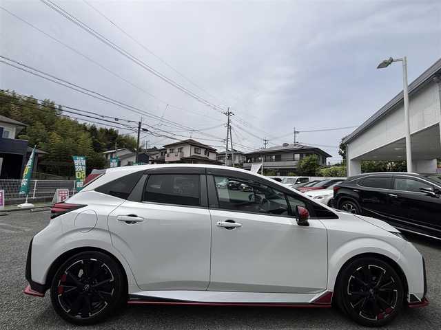 日産 オーラ ニスモ 熊本県 2022(令4)年 2.8万km ピュアホワイトパール プロパイロットシステム/デジタルインナーミラー/純正ディスプレイオーディオ(ナビ機能付き)/（フルセグTV/BT/USB/AppleCarPlay/AndroidAuto)/バックカメラ/アラウンドビューモニター/衝突被害軽減システム/レーダークルーズコントロール/レーンキープアシスト/コーナーセンサー/後退時車両検知警報/移動物検知/速度標識表示/ルート減速支援/制限速度支援/標識検知支援/ハーフレザーシート/前席シートヒーター/ISOFIX/ハンドルヒーター/純正17インチアルミホイール/オートLEDライト/オートマチックハイビーム/LEDフォグランプ/ビルトインETC2.0/横滑り防止装置/盗難防止装置/純正フロアマット/ダブル＋サイドエアバック/プッシュスタート/スマートキー/取扱説明書/保証書