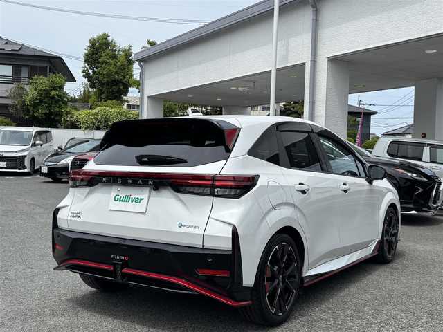 日産 オーラ ニスモ 熊本県 2022(令4)年 2.8万km ピュアホワイトパール プロパイロットシステム/デジタルインナーミラー/純正ディスプレイオーディオ(ナビ機能付き)/（フルセグTV/BT/USB/AppleCarPlay/AndroidAuto)/バックカメラ/アラウンドビューモニター/衝突被害軽減システム/レーダークルーズコントロール/レーンキープアシスト/コーナーセンサー/後退時車両検知警報/移動物検知/速度標識表示/ルート減速支援/制限速度支援/標識検知支援/ハーフレザーシート/前席シートヒーター/ISOFIX/ハンドルヒーター/純正17インチアルミホイール/オートLEDライト/オートマチックハイビーム/LEDフォグランプ/ビルトインETC2.0/横滑り防止装置/盗難防止装置/純正フロアマット/ダブル＋サイドエアバック/プッシュスタート/スマートキー/取扱説明書/保証書
