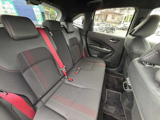 日産 オーラ ニスモ 熊本県 2022(令4)年 2.8万km ピュアホワイトパール プロパイロットシステム/デジタルインナーミラー/純正ディスプレイオーディオ(ナビ機能付き)/（フルセグTV/BT/USB/AppleCarPlay/AndroidAuto)/バックカメラ/アラウンドビューモニター/衝突被害軽減システム/レーダークルーズコントロール/レーンキープアシスト/コーナーセンサー/後退時車両検知警報/移動物検知/速度標識表示/ルート減速支援/制限速度支援/標識検知支援/ハーフレザーシート/前席シートヒーター/ISOFIX/ハンドルヒーター/純正17インチアルミホイール/オートLEDライト/オートマチックハイビーム/LEDフォグランプ/ビルトインETC2.0/横滑り防止装置/盗難防止装置/純正フロアマット/ダブル＋サイドエアバック/プッシュスタート/スマートキー/取扱説明書/保証書