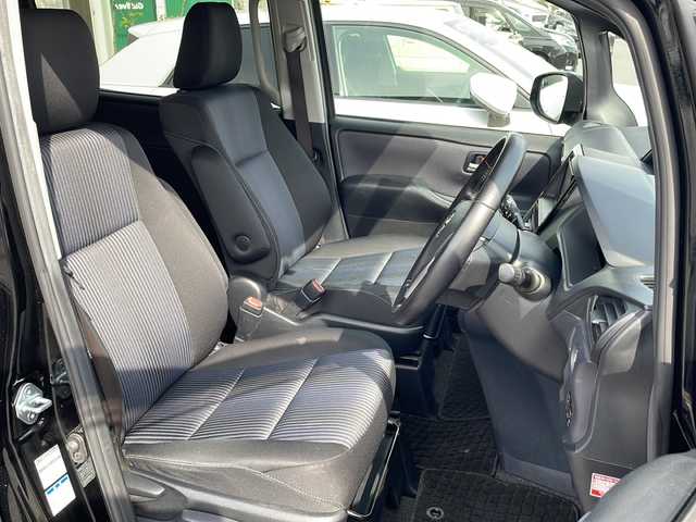 トヨタ ヴォクシー ZS 青森県 2014(平26)年 5.3万km ブラック 4WD/寒冷地仕様/社外HDDナビ・フルセグTV/10.2インチ社外フリップダウンモニター/両側パワースライドドア/ワイパーデアイサー/横滑り防止機能/社外エンジンスターター/LEDヘッドライト/オートライト/フォグライト/純正16インチアルミホイール/スマートキー/プッシュスタート