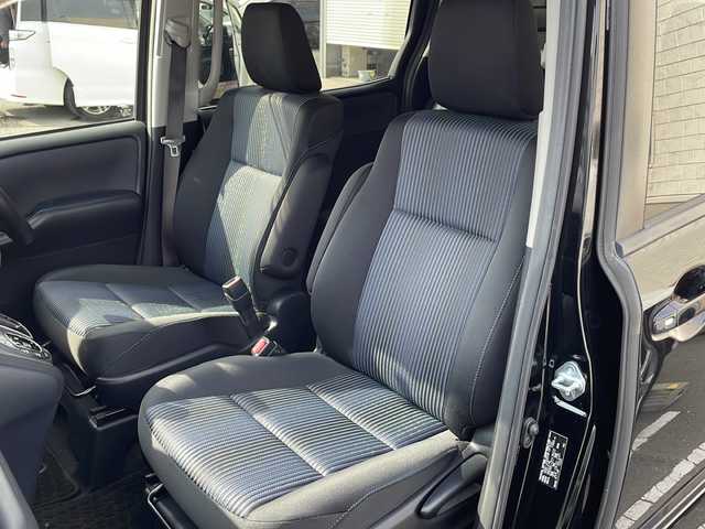 トヨタ ヴォクシー ZS 青森県 2014(平26)年 5.3万km ブラック 4WD/寒冷地仕様/社外HDDナビ・フルセグTV/10.2インチ社外フリップダウンモニター/両側パワースライドドア/ワイパーデアイサー/横滑り防止機能/社外エンジンスターター/LEDヘッドライト/オートライト/フォグライト/純正16インチアルミホイール/スマートキー/プッシュスタート