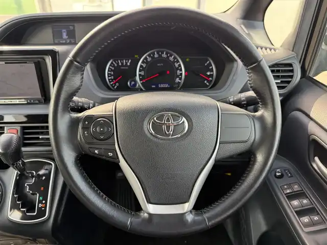 トヨタ ヴォクシー ZS 道南・函館 2014(平26)年 5.3万km ブラック 4WD/寒冷地仕様/社外HDDナビ・フルセグTV/10.2インチ社外フリップダウンモニター/両側パワースライドドア/ワイパーデアイサー/横滑り防止機能/社外エンジンスターター/LEDヘッドライト/オートライト/フォグライト/純正16インチアルミホイール/スマートキー/プッシュスタート