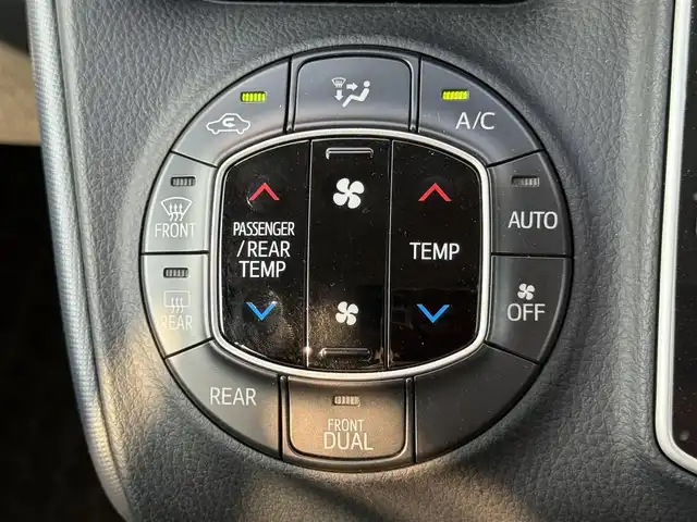 トヨタ ヴォクシー ZS 道南・函館 2014(平26)年 5.3万km ブラック 4WD/寒冷地仕様/社外HDDナビ・フルセグTV/10.2インチ社外フリップダウンモニター/両側パワースライドドア/ワイパーデアイサー/横滑り防止機能/社外エンジンスターター/LEDヘッドライト/オートライト/フォグライト/純正16インチアルミホイール/スマートキー/プッシュスタート