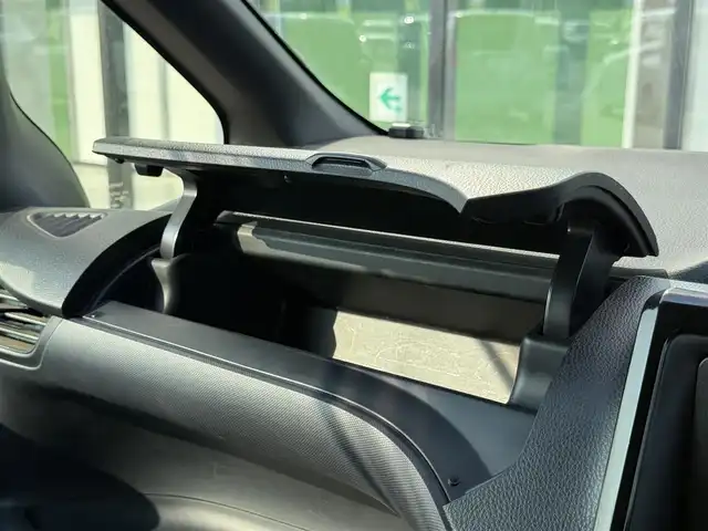 トヨタ ヴォクシー ZS 道南・函館 2014(平26)年 5.3万km ブラック 4WD/寒冷地仕様/社外HDDナビ・フルセグTV/10.2インチ社外フリップダウンモニター/両側パワースライドドア/ワイパーデアイサー/横滑り防止機能/社外エンジンスターター/LEDヘッドライト/オートライト/フォグライト/純正16インチアルミホイール/スマートキー/プッシュスタート