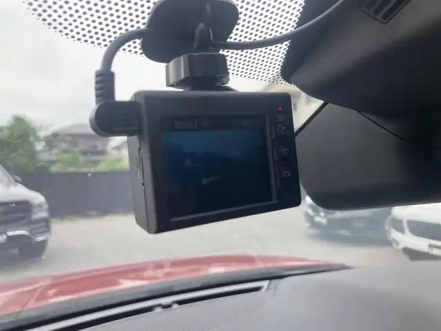 ランドローバー レンジローバーイヴォーク 熊本県 2020(令2)年 2.8万km フィレンツェレッド ・ワンオーナー/・スマートキー/・プッシュスタート/・オフロード情報/・低トラクション発進/・ドライブアシスト/・前方警戒/・衝突回避ブレーキ/・フォワードトラフィックモニター/・レーンキープアシスト/・エマージェンシーレーンキープ/・疲労警告/・クルーズコントロール(追従式)/・純正ディスプレイオーディオ/　【Bluetooth・USB・AppleCarPlay・AndroidAuto】/・フルセグTV/・全方位カメラ/・ETC/・ドライブレコーダー(前方録画)/・パワーバックドア/・LEDヘッドランプ/・純正マット/・保証書/取説