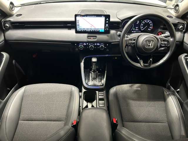 ホンダ ヴェゼル ハイブリッド 宮城県 2021(令3)年 6.4万km プラチナホワイトパール Ｈｏｎｄａ　ＳＥＮＳＩＮＧ/・衝突軽減ブレーキ/・誤発進抑制機能/・アダプティブクルーズコントロール/・オートハイビーム/・パーキングセンサーシステム/・後退出庫サポート/・ブラインドスポットインフォメーション/・Honda CONNECTディスプレー/・マルチビューカメラシステム/純正ＳＤナビ/Ｂｌｕｅｔｏｏｔｈ/全方位車外カメラ/純正ビルドインＥＴＣ２．０/フルセグＴＶ（キャンセラー付き）/パドルシフト/ワイヤレス充電器/純正18インチアルミホイール/シートヒーター/パワーシート/アイドリングストップ/プッシュスタート/ウィンカーミラー/プッシュスタート/電動リアゲート