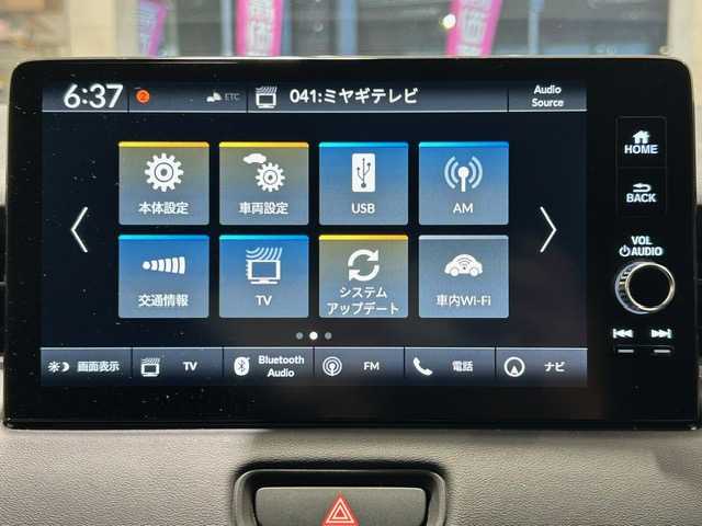 ホンダ ヴェゼル ハイブリッド 宮城県 2021(令3)年 6.4万km プラチナホワイトパール Ｈｏｎｄａ　ＳＥＮＳＩＮＧ/・衝突軽減ブレーキ/・誤発進抑制機能/・アダプティブクルーズコントロール/・オートハイビーム/・パーキングセンサーシステム/・後退出庫サポート/・ブラインドスポットインフォメーション/・Honda CONNECTディスプレー/・マルチビューカメラシステム/純正ＳＤナビ/Ｂｌｕｅｔｏｏｔｈ/全方位車外カメラ/純正ビルドインＥＴＣ２．０/フルセグＴＶ（キャンセラー付き）/パドルシフト/ワイヤレス充電器/純正18インチアルミホイール/シートヒーター/パワーシート/アイドリングストップ/プッシュスタート/ウィンカーミラー/プッシュスタート/電動リアゲート