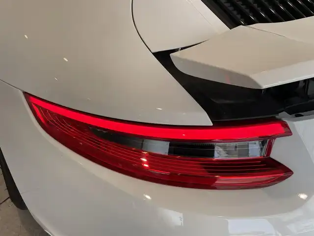 ポルシェ ９１１ カレラ 愛知県 2017(平29)年 4.8万km 白 レッドレザーインテリア（ボルドー）/シートヒーター　/純正ナビ　/Ｂｌｕｅｔｏｏｔｈ　/バックカメラ　/フルセグＴＶ　/ドライブレコーダー　/ＥＴＣ２．０　/オートエアコン　/電動格納ミラー/アイドリングストップ
