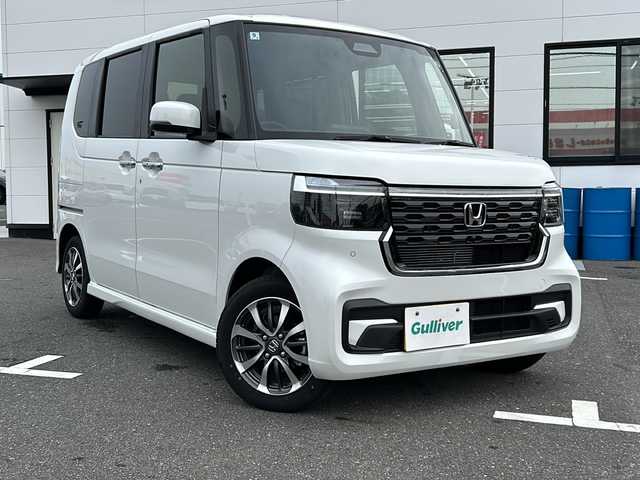 ホンダ Ｎ ＢＯＸ カスタム 山口県 2024(令6)年 0.2万km プラチナホワイトパール 純正8インチ ディスプレイオーディオ/Bluetooth/バックカメラ/Honda　SENSING/・衝突軽減ブレーキ/・先行者発進お知らせ機能/・歩行者事故低減ステアリング/・路外逸脱抑制機能/・渋滞追従機能付クルーズコントロール/・車線維持支援システム/・オートハイビーム/・パーキングアシスト/・近距離衝突軽減ブレーキ/ダイレクトプロジェクション式LEDヘッドライト/電動パーキング/オートブレーキホールド/片側パワースライドドア/スマートキー/プッシュアップスタート/USB入力端子/運転席・助手席シートヒーター/ダブルサイドカーテンエアバッグ/純正フロアマット/純正アルミホイール