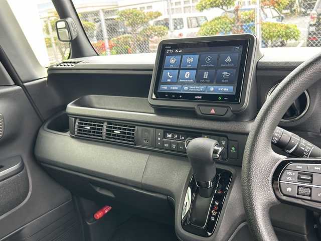 ホンダ Ｎ ＢＯＸ カスタム 山口県 2024(令6)年 0.2万km プラチナホワイトパール 純正8インチ ディスプレイオーディオ/Bluetooth/バックカメラ/Honda　SENSING/・衝突軽減ブレーキ/・先行者発進お知らせ機能/・歩行者事故低減ステアリング/・路外逸脱抑制機能/・渋滞追従機能付クルーズコントロール/・車線維持支援システム/・オートハイビーム/・パーキングアシスト/・近距離衝突軽減ブレーキ/ダイレクトプロジェクション式LEDヘッドライト/電動パーキング/オートブレーキホールド/片側パワースライドドア/スマートキー/プッシュアップスタート/USB入力端子/運転席・助手席シートヒーター/ダブルサイドカーテンエアバッグ/純正フロアマット/純正アルミホイール