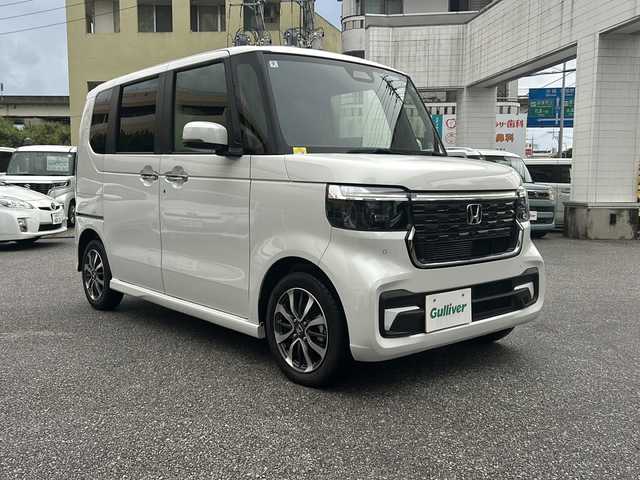 ホンダ Ｎ ＢＯＸ カスタム 沖縄県 2024(令6)年 0.2万km プラチナホワイトパール 純正ディスプレイオーディオ/Bluetooth/バックカメラ/Honda　SENSING/・衝突軽減ブレーキ/・先行者発進お知らせ機能/・歩行者事故低減ステアリング/・路外逸脱抑制機能/・渋滞追従機能付クルーズコントロール/・車線維持支援システム/・オートハイビーム/・パーキングアシスト/・近距離衝突軽減ブレーキ/ダイレクトプロジェクション式LEDヘッドライト/電動パーキング/オートブレーキホールド/片側パワースライドドア/スマートキー/プッシュアップスタート/USB入力端子/運転席・助手席シートヒーター/ダブルサイドカーテンエアバッグ/純正フロアマット/純正アルミホイール