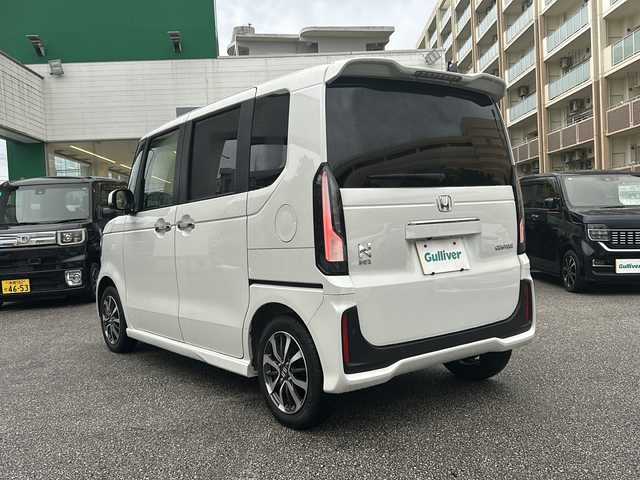ホンダ Ｎ ＢＯＸ カスタム 沖縄県 2024(令6)年 0.2万km プラチナホワイトパール 純正ディスプレイオーディオ/Bluetooth/バックカメラ/Honda　SENSING/・衝突軽減ブレーキ/・先行者発進お知らせ機能/・歩行者事故低減ステアリング/・路外逸脱抑制機能/・渋滞追従機能付クルーズコントロール/・車線維持支援システム/・オートハイビーム/・パーキングアシスト/・近距離衝突軽減ブレーキ/ダイレクトプロジェクション式LEDヘッドライト/電動パーキング/オートブレーキホールド/片側パワースライドドア/スマートキー/プッシュアップスタート/USB入力端子/運転席・助手席シートヒーター/ダブルサイドカーテンエアバッグ/純正フロアマット/純正アルミホイール