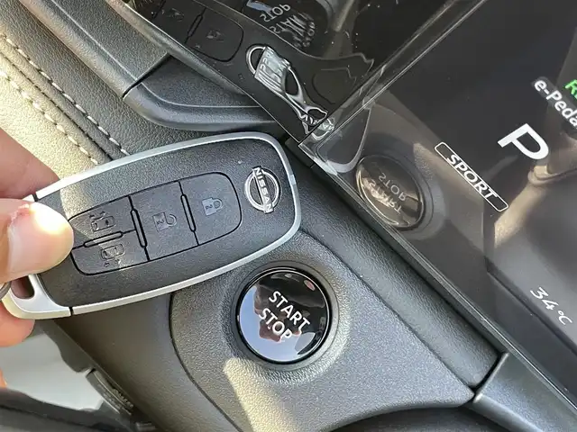 日産 セレナ e－パワー ハイウェイスター V 千葉県 2025(令7)年 0.1千km プリズムホワイト 登録済未使用車/プロパイロット/　衝突軽減ブレーキ/レーンキープアシスト/　レーダークルーズコントロール/オートハイビーム/　クリアランスソナー/ブラインドスポットモニター/12.3インチメーカーディスプレイナビ/　フルセグ/BT/USB/カープレイ/アラウンドビューモニター/デジタルインナーミラー/ドライブレコーダー(前後ナビ連動)/ステアリングスイッチ/ETC2.0/ワイヤレス充電/LEDヘッドライト/オートライト/フォグライト/電動パーキングブレーキ/ブレーキホールド/スマートキー/プッシュスタート