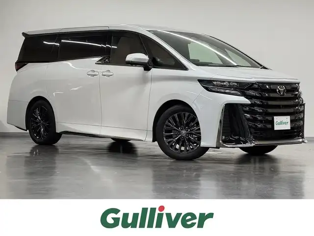 トヨタ ヴェルファイア Z プレミア 三重県 2023(令5)年 1.7万km プラチナホワイトパールマイカ Pガソリン/FF/MTモード付フロア8AT/14型ナビ/（FM/AM/TV/Bluetooth/USB/iPod/Miracast/CarPlay/AndroidAuto）/パノラミックビューモニター（床下透過表示機能付）/両側パワースライドドア（シーソースイッチ付）/ETC2.0/Toyota Safety Sense/●プリクラッシュセーフティ/●緊急操舵支援＋前後クロストラフィックアラート/●レーントレーシングアシスト/●レーダークルコン/●アダプティブハイビーム/●ロードサインアシスト/●ドライバー異常時対応システム/●プロアクティブドライビングアシスト/●発進遅れ告知/・など/装備/・【OP】ユニバーサルステップ/・【OP】デジタルインナーミラー/・【OP】寒冷地仕様/・左右独立ムーンルーフ/・プレミアムナッパ本革シート（サンセットブラウン）/・シートヒーター＆ベンチレーション（D/N/2nd）/・ステアリングヒーター/・パワーシート（Dメモリー付8way/N4way/2ndリクライニング＆オットマン）/・パワーバックドア/・ヘッドアップディスプレイ/・100Vコンセント（100W）/・3眼LEDヘッドランプ/・パドルシフト/・オートワイパー/・おくだけ充電/・19inAW/など