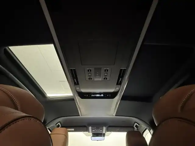 トヨタ ヴェルファイア Z プレミア 三重県 2023(令5)年 1.7万km プラチナホワイトパールマイカ Pガソリン/FF/MTモード付フロア8AT/14型ナビ/（FM/AM/TV/Bluetooth/USB/iPod/Miracast/CarPlay/AndroidAuto）/パノラミックビューモニター（床下透過表示機能付）/両側パワースライドドア（シーソースイッチ付）/ETC2.0/Toyota Safety Sense/●プリクラッシュセーフティ/●緊急操舵支援＋前後クロストラフィックアラート/●レーントレーシングアシスト/●レーダークルコン/●アダプティブハイビーム/●ロードサインアシスト/●ドライバー異常時対応システム/●プロアクティブドライビングアシスト/●発進遅れ告知/・など/装備/・【OP】ユニバーサルステップ/・【OP】デジタルインナーミラー/・【OP】寒冷地仕様/・左右独立ムーンルーフ/・プレミアムナッパ本革シート（サンセットブラウン）/・シートヒーター＆ベンチレーション（D/N/2nd）/・ステアリングヒーター/・パワーシート（Dメモリー付8way/N4way/2ndリクライニング＆オットマン）/・パワーバックドア/・ヘッドアップディスプレイ/・100Vコンセント（100W）/・3眼LEDヘッドランプ/・パドルシフト/・オートワイパー/・おくだけ充電/・19inAW/など