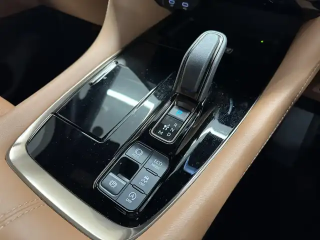トヨタ ヴェルファイア Z プレミア 三重県 2023(令5)年 1.7万km プラチナホワイトパールマイカ Pガソリン/FF/MTモード付フロア8AT/14型ナビ/（FM/AM/TV/Bluetooth/USB/iPod/Miracast/CarPlay/AndroidAuto）/パノラミックビューモニター（床下透過表示機能付）/両側パワースライドドア（シーソースイッチ付）/ETC2.0/Toyota Safety Sense/●プリクラッシュセーフティ/●緊急操舵支援＋前後クロストラフィックアラート/●レーントレーシングアシスト/●レーダークルコン/●アダプティブハイビーム/●ロードサインアシスト/●ドライバー異常時対応システム/●プロアクティブドライビングアシスト/●発進遅れ告知/・など/装備/・【OP】ユニバーサルステップ/・【OP】デジタルインナーミラー/・【OP】寒冷地仕様/・左右独立ムーンルーフ/・プレミアムナッパ本革シート（サンセットブラウン）/・シートヒーター＆ベンチレーション（D/N/2nd）/・ステアリングヒーター/・パワーシート（Dメモリー付8way/N4way/2ndリクライニング＆オットマン）/・パワーバックドア/・ヘッドアップディスプレイ/・100Vコンセント（100W）/・3眼LEDヘッドランプ/・パドルシフト/・オートワイパー/・おくだけ充電/・19inAW/など