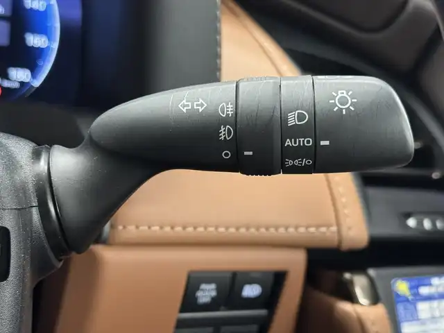 トヨタ ヴェルファイア Z プレミア 三重県 2023(令5)年 1.7万km プラチナホワイトパールマイカ Pガソリン/FF/MTモード付フロア8AT/14型ナビ/（FM/AM/TV/Bluetooth/USB/iPod/Miracast/CarPlay/AndroidAuto）/パノラミックビューモニター（床下透過表示機能付）/両側パワースライドドア（シーソースイッチ付）/ETC2.0/Toyota Safety Sense/●プリクラッシュセーフティ/●緊急操舵支援＋前後クロストラフィックアラート/●レーントレーシングアシスト/●レーダークルコン/●アダプティブハイビーム/●ロードサインアシスト/●ドライバー異常時対応システム/●プロアクティブドライビングアシスト/●発進遅れ告知/・など/装備/・【OP】ユニバーサルステップ/・【OP】デジタルインナーミラー/・【OP】寒冷地仕様/・左右独立ムーンルーフ/・プレミアムナッパ本革シート（サンセットブラウン）/・シートヒーター＆ベンチレーション（D/N/2nd）/・ステアリングヒーター/・パワーシート（Dメモリー付8way/N4way/2ndリクライニング＆オットマン）/・パワーバックドア/・ヘッドアップディスプレイ/・100Vコンセント（100W）/・3眼LEDヘッドランプ/・パドルシフト/・オートワイパー/・おくだけ充電/・19inAW/など