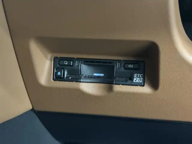 トヨタ ヴェルファイア Z プレミア 三重県 2023(令5)年 1.7万km プラチナホワイトパールマイカ Pガソリン/FF/MTモード付フロア8AT/14型ナビ/（FM/AM/TV/Bluetooth/USB/iPod/Miracast/CarPlay/AndroidAuto）/パノラミックビューモニター（床下透過表示機能付）/両側パワースライドドア（シーソースイッチ付）/ETC2.0/Toyota Safety Sense/●プリクラッシュセーフティ/●緊急操舵支援＋前後クロストラフィックアラート/●レーントレーシングアシスト/●レーダークルコン/●アダプティブハイビーム/●ロードサインアシスト/●ドライバー異常時対応システム/●プロアクティブドライビングアシスト/●発進遅れ告知/・など/装備/・【OP】ユニバーサルステップ/・【OP】デジタルインナーミラー/・【OP】寒冷地仕様/・左右独立ムーンルーフ/・プレミアムナッパ本革シート（サンセットブラウン）/・シートヒーター＆ベンチレーション（D/N/2nd）/・ステアリングヒーター/・パワーシート（Dメモリー付8way/N4way/2ndリクライニング＆オットマン）/・パワーバックドア/・ヘッドアップディスプレイ/・100Vコンセント（100W）/・3眼LEDヘッドランプ/・パドルシフト/・オートワイパー/・おくだけ充電/・19inAW/など